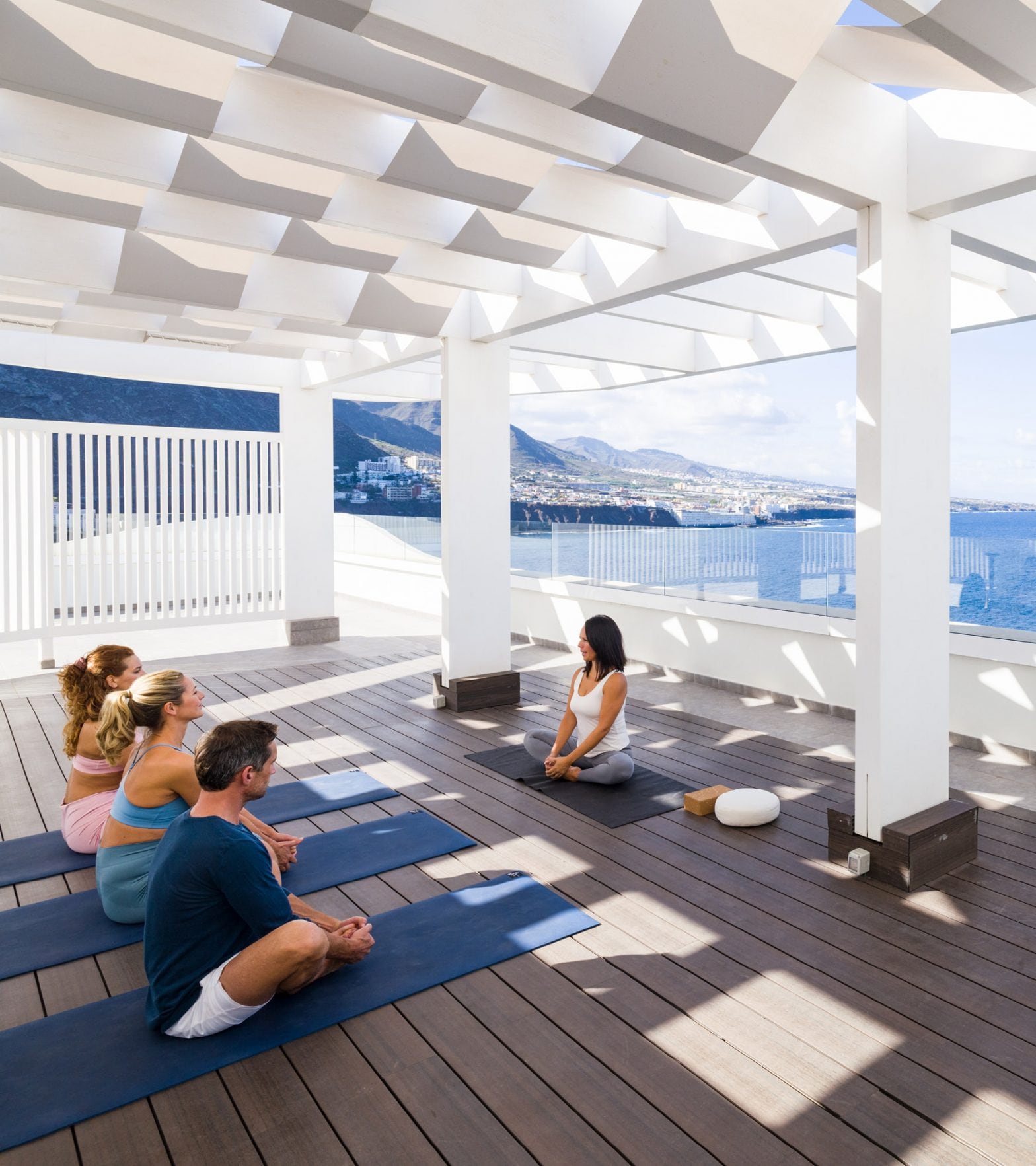 Yoga_Rooftop_Gruppe_sitzend