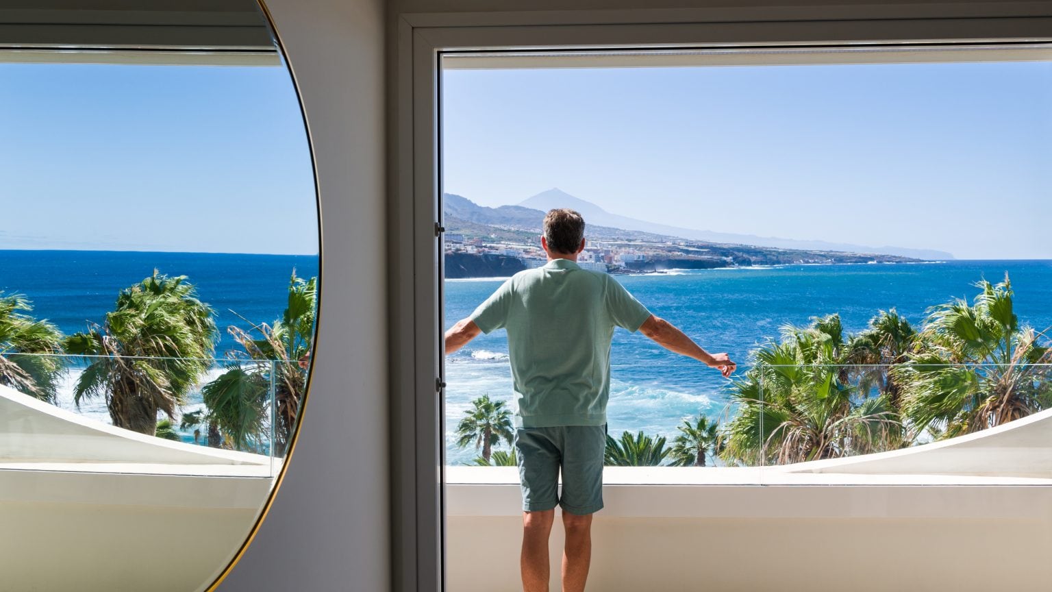 Die Zimmer und Suiten im Océano Health Spa Hotel Tenerife gewähren grandiose Aussichten auf den Atlantik und den Vulkan El Teide.