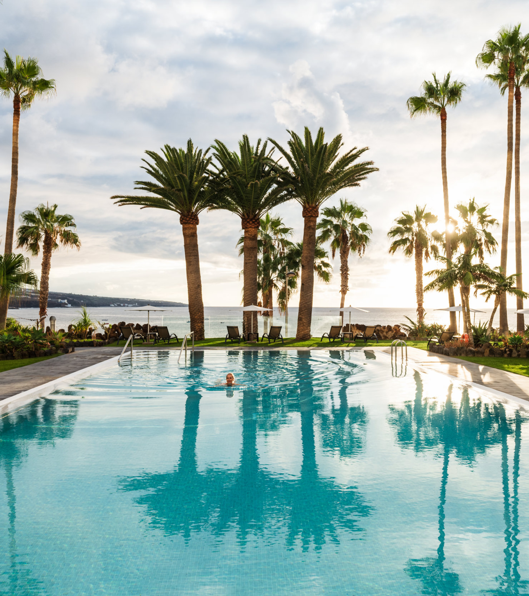 Wellness für die Sinne im OCÉANO Pool am Atlantik beim Sonnenuntergang auf Teneriffa