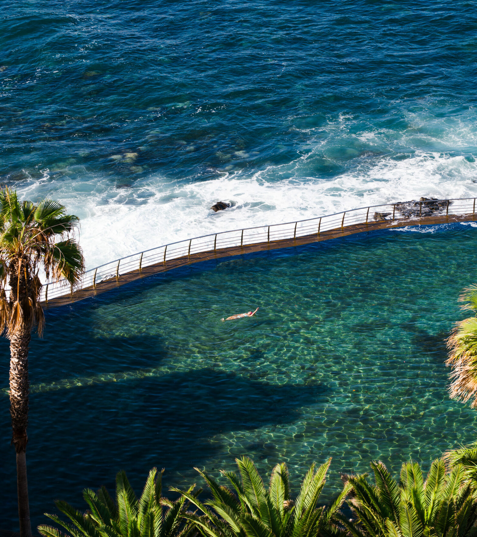Sommerurlaub am Meer Angebot - Piscina unter Palmen