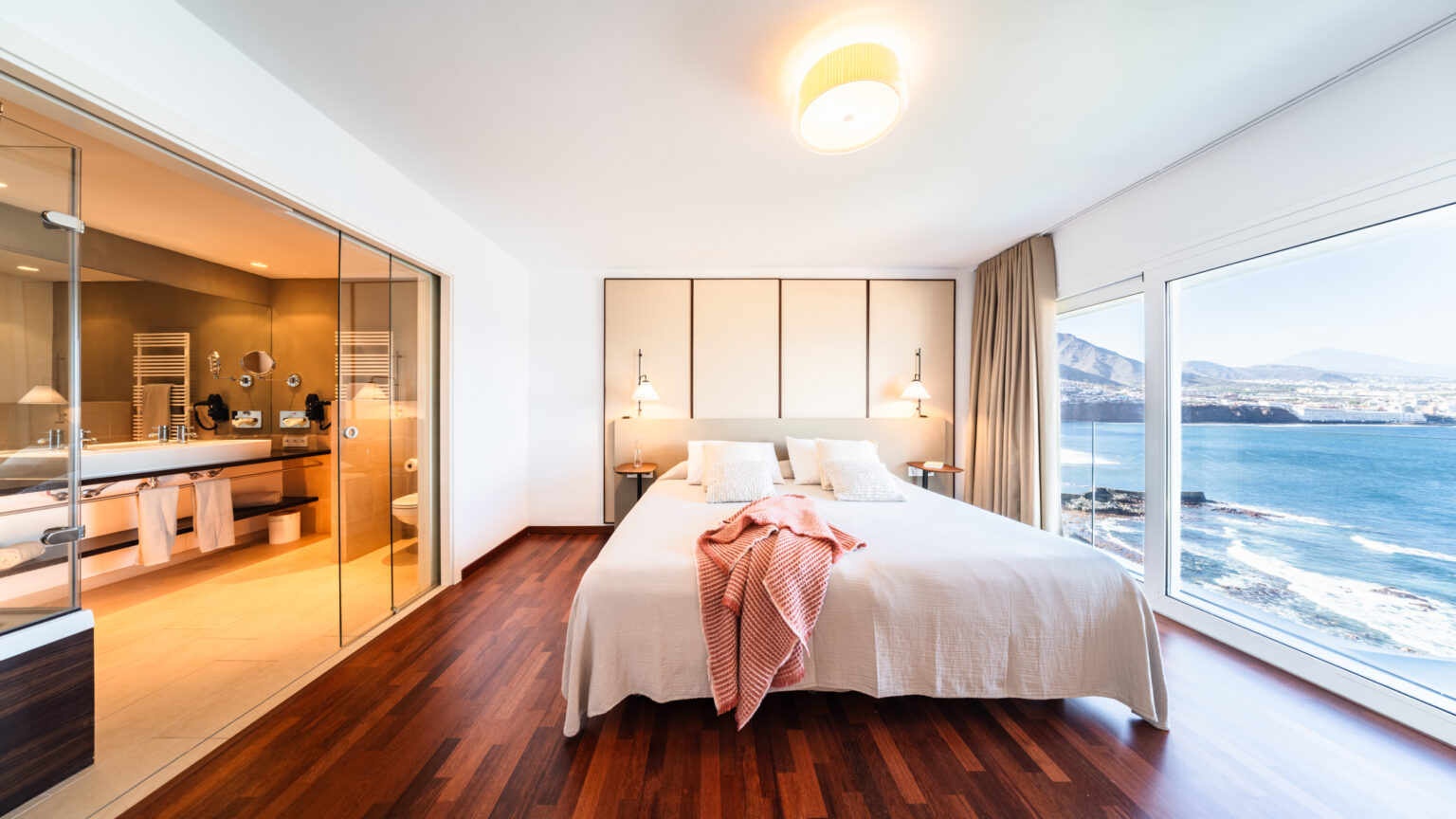 Rooms and Suites with Sea View